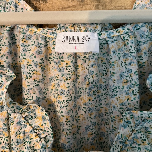 Feminine Sienna Sky blouse, size Large - Picture 2 of 4